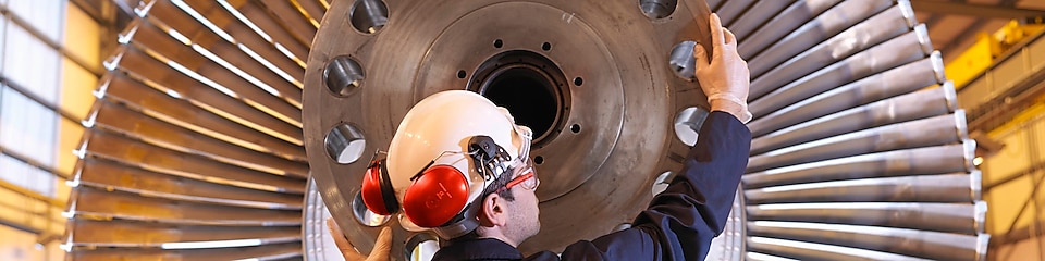 Discipline engineer moving a heavy machine hub