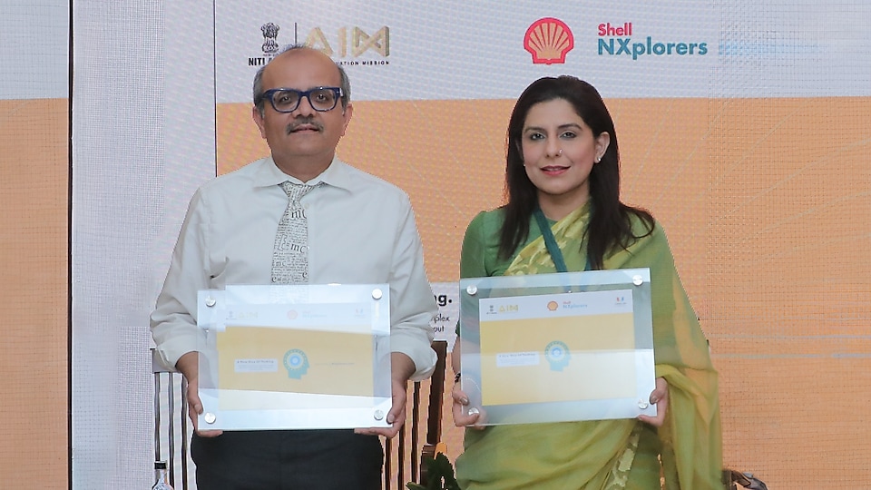 Dr Chintan Vaishnav, Mission Director, Atal Innovation Mission (AIM) NITI Aayog, and Latika Taneja, Head of Corporate Relations, Shell India, celebrating their partnership to promote STEM education